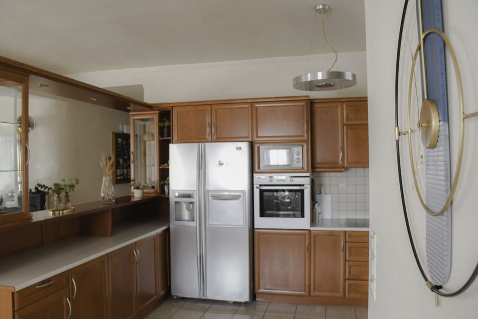 City House | Private kitchen | Full-size fridge, microwave, oven, stovetop