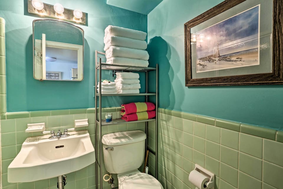Virginia Beach Studio w/ Balcony + Pool View! Apartment in Virginia Beach