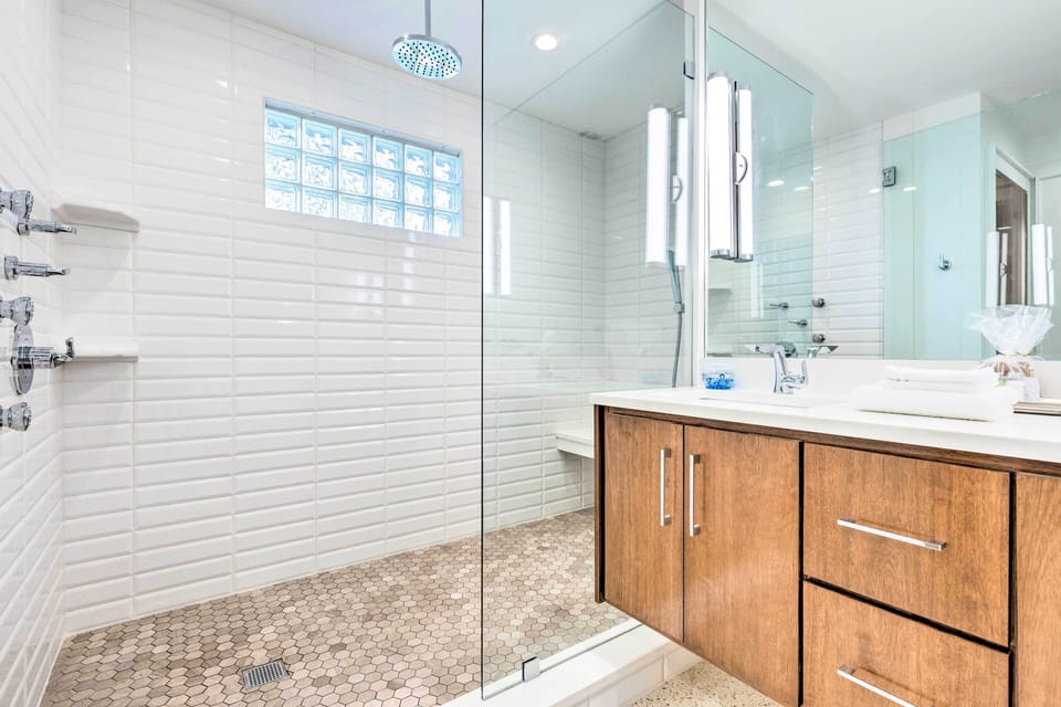 Mid-century Dream Home < Half-mile to Beach! Cottage in Ocean Springs