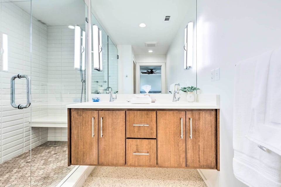 Mid-century Dream Home < Half-mile to Beach! Cottage in Ocean Springs