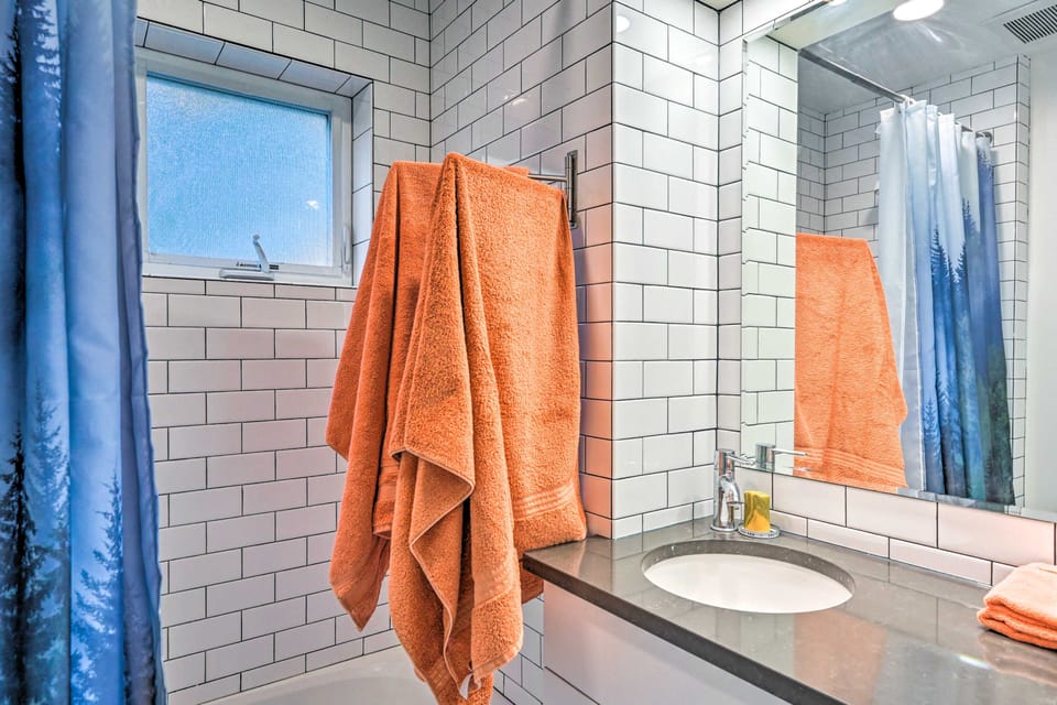 2 Mi to Capitol Hill, Walk to SU! Quaint Retreat Apartment in Seattle