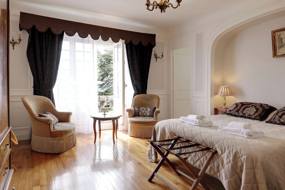 Deluxe Room | In-room safe, rollaway beds (surcharge), WiFi (free), bed sheets