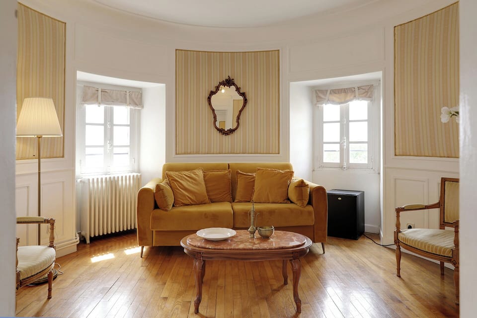 Royal Room, 1 Queen Bed | In-room safe, rollaway beds (surcharge), WiFi (free), bed sheets
