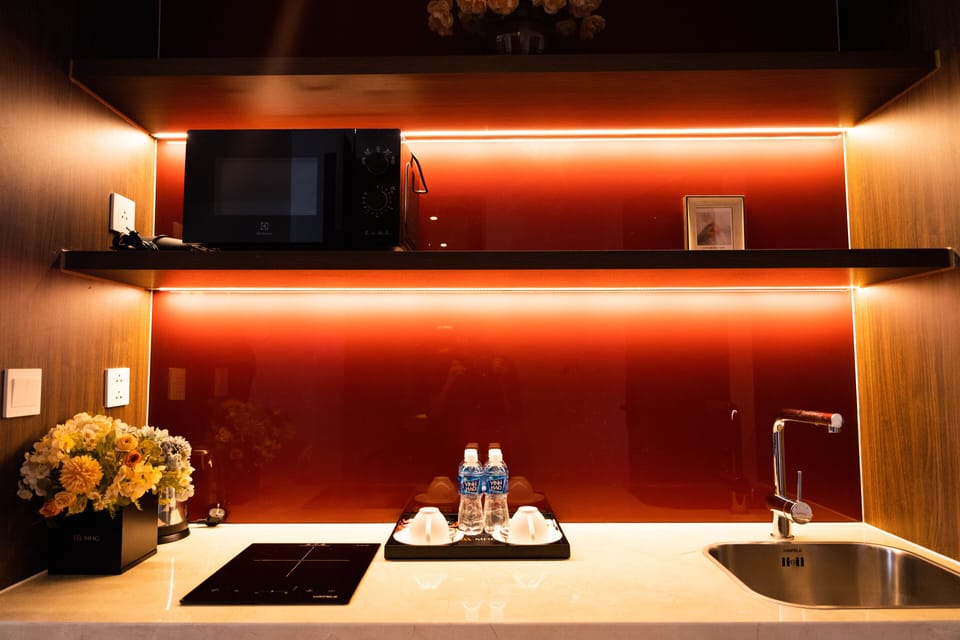 Executive Suite | Private kitchen | Mini-fridge, microwave, electric kettle, paper towels