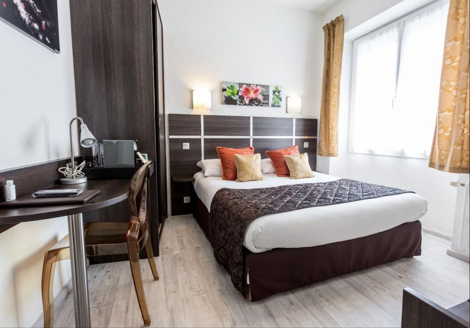 Comfort Double Room | In-room safe, desk, soundproofing, free WiFi