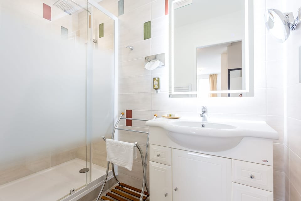 Superior Double Room | Bathroom | Free toiletries, hair dryer, towels
