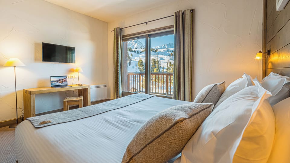 Premium bedding, in-room safe, desk, soundproofing