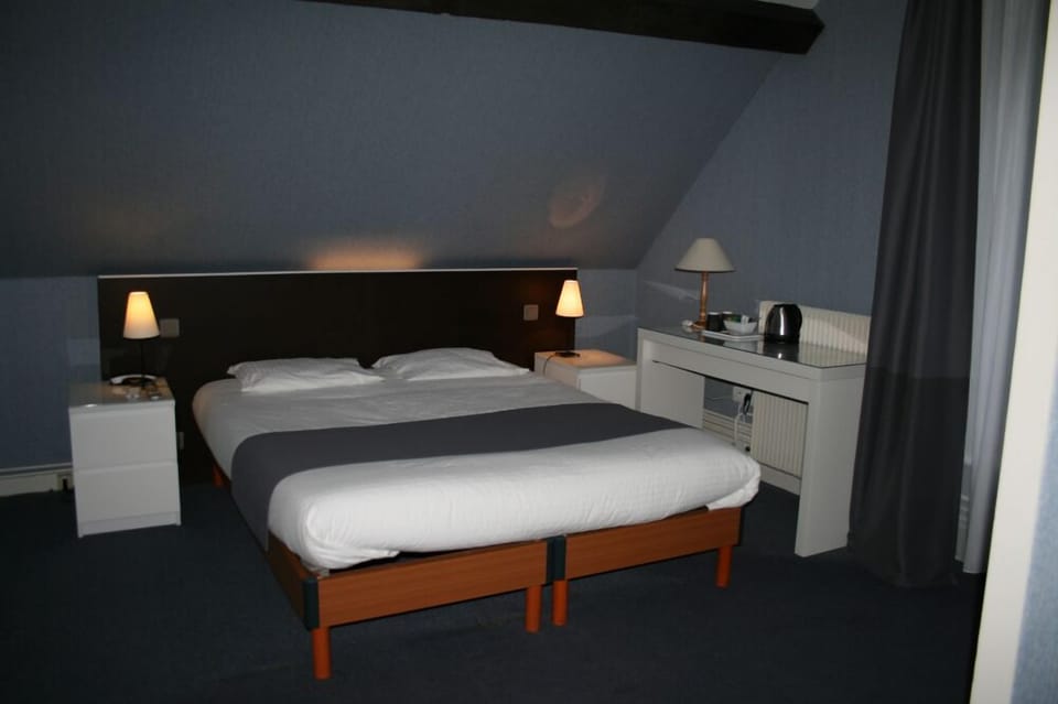 Standard Twin Room | Living area | TV