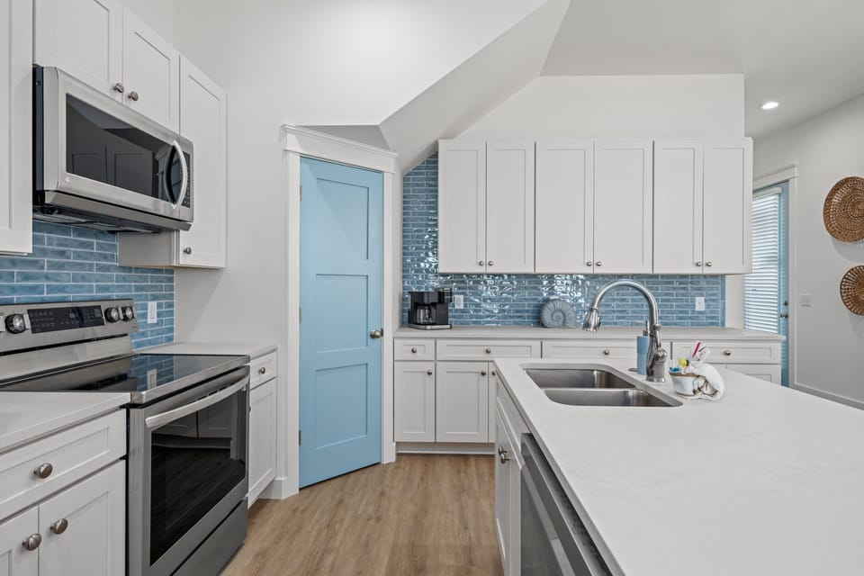 House, Multiple Beds, Pool Access, Partial Ocean View | Private kitchen | Fridge, microwave, oven, stovetop