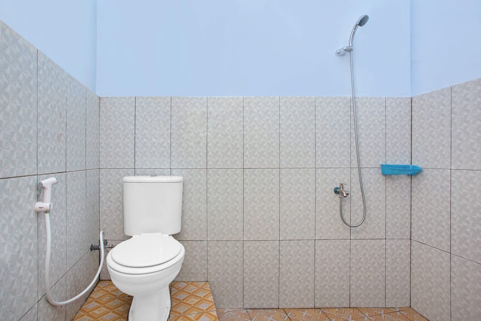 Basic Double Room | Bathroom | Shower, towels