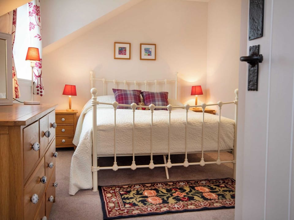 Double bedroom | Honeysuckle Cottage - Culmaily Farm, Golspie