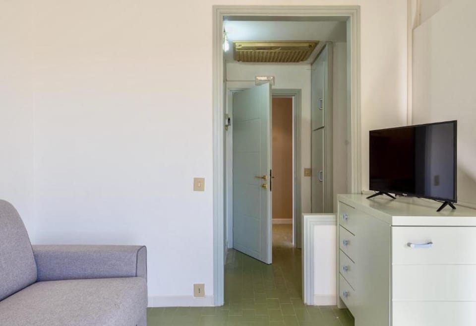 Studio | Living area | 24-inch flat-screen TV with cable channels