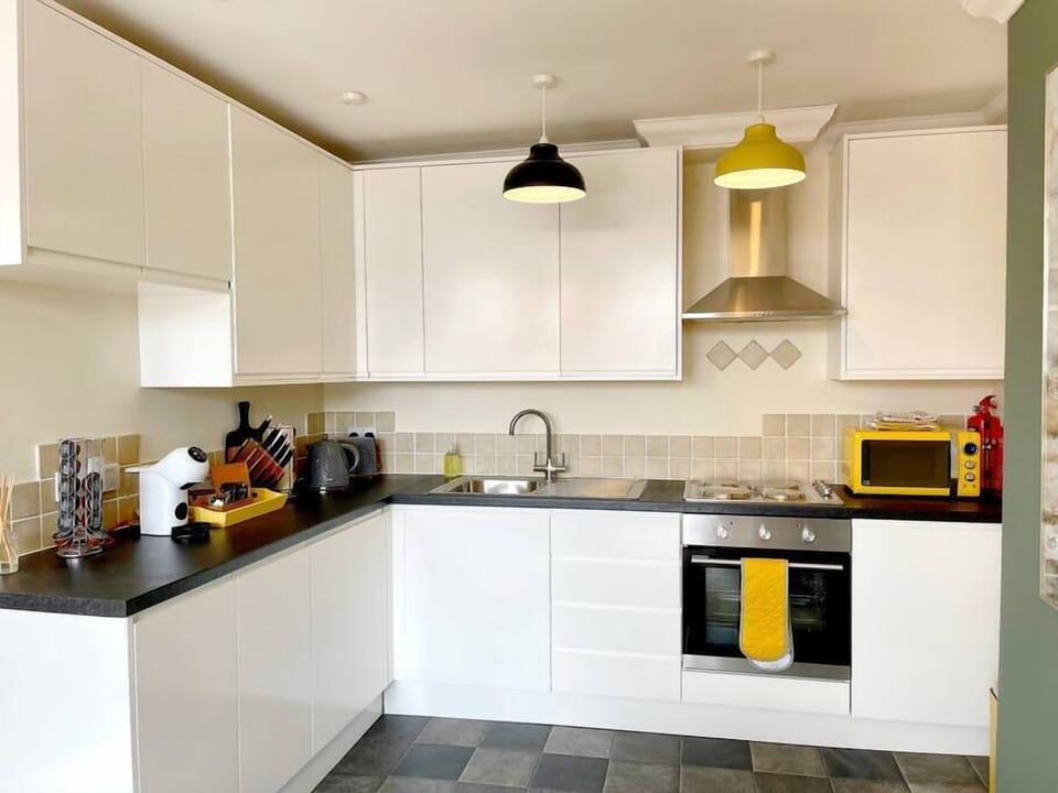 Fully equipped kitchen with oven, hob, coffee machine, washing machine, microwave etc.