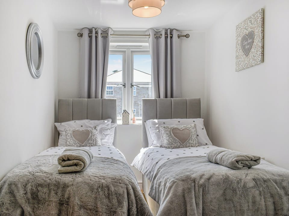 Twin bedroom | The Beach Retreat, Duporth