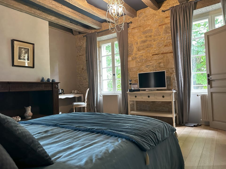 Deluxe Double Room, 1 Queen Bed | Premium bedding, individually furnished, desk, free cribs/infant beds