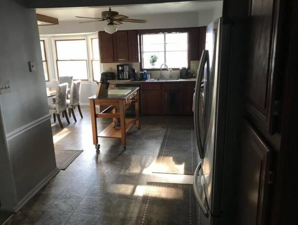 kitchen/breakfast table