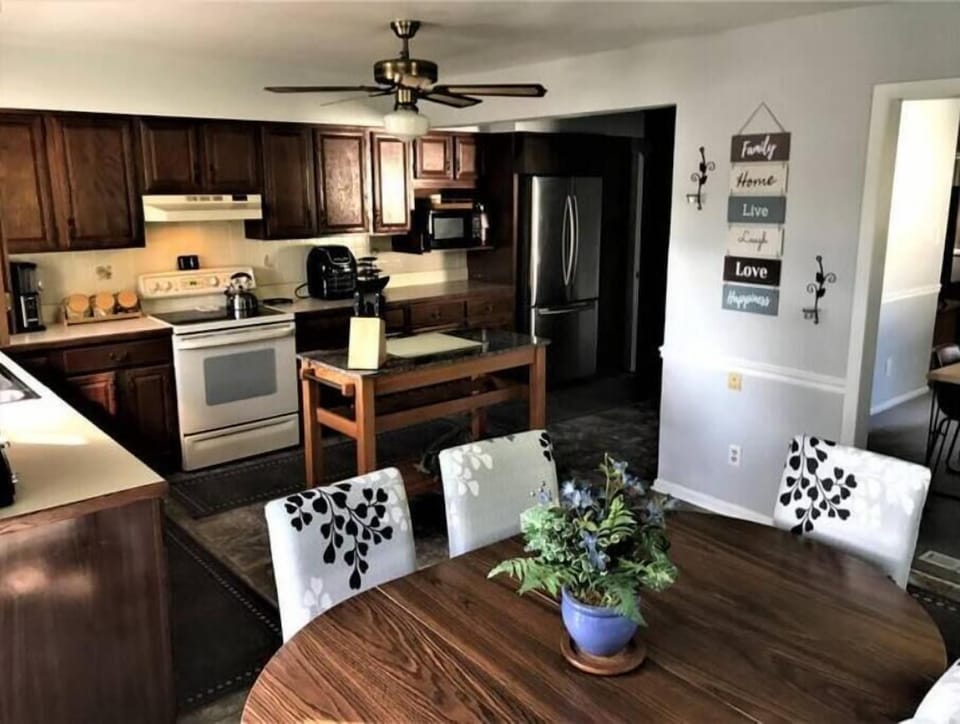 kitchen/breakfast table