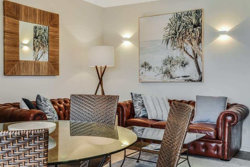 2nd floor 2 bdrm, 2 bth, air con, free wifi, BBQ