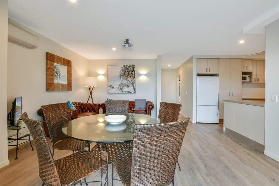 2nd floor 2 bdrm, 2 bth, air con, free wifi, BBQ