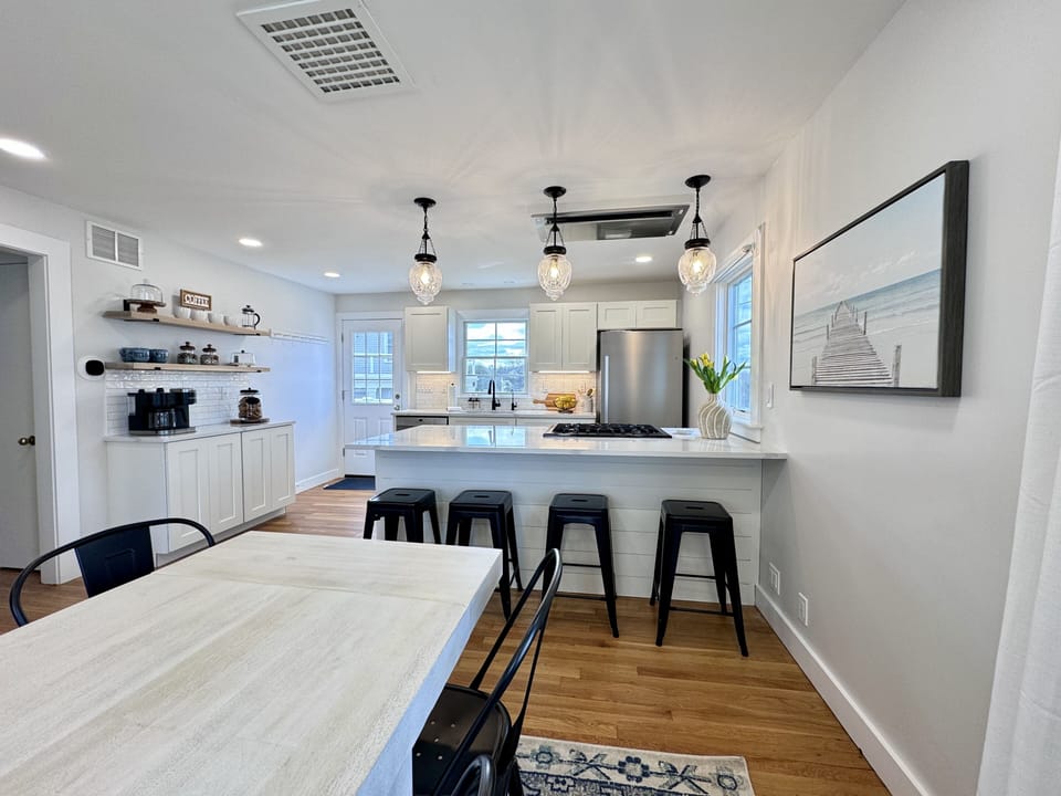 Brand new kitchen for 2024/ 4 additional seats at the island