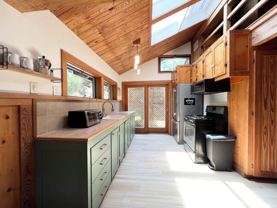 Kitchen is equipped with all cooking 