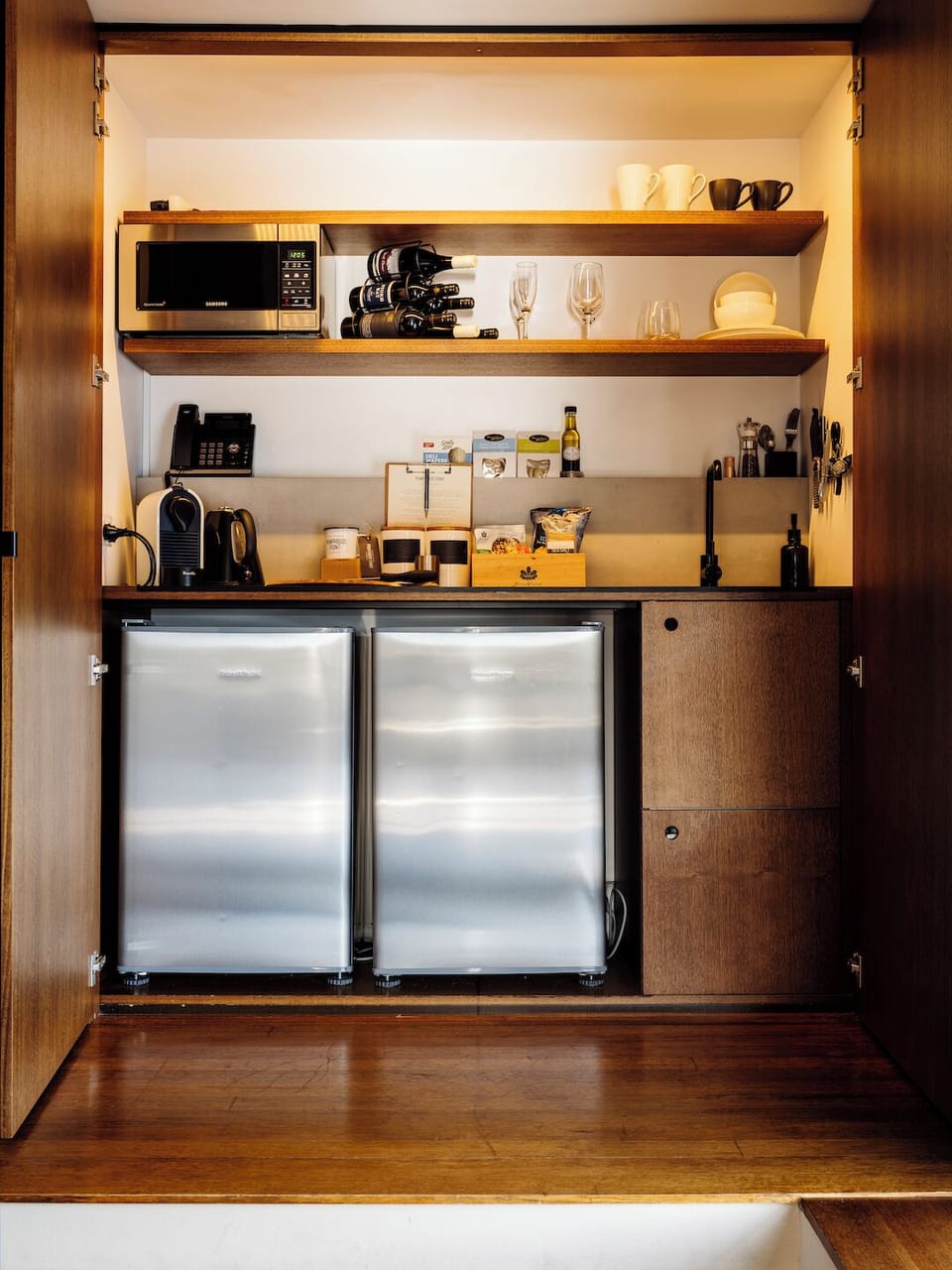 Free minibar items, free WiFi, bed sheets