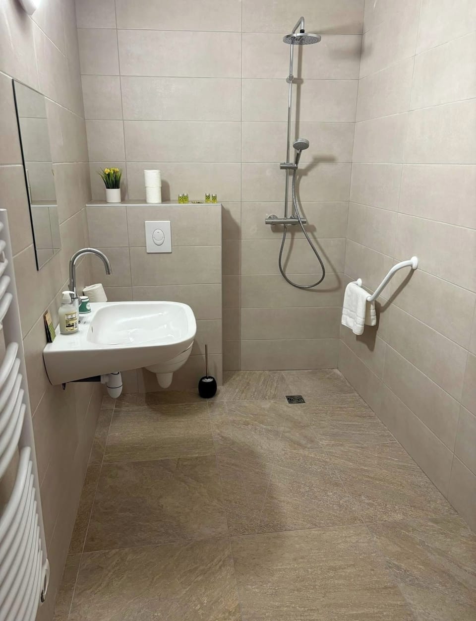 Comfort Double Room, 1 Queen Bed | Bathroom | Shower, free toiletries, hair dryer, towels