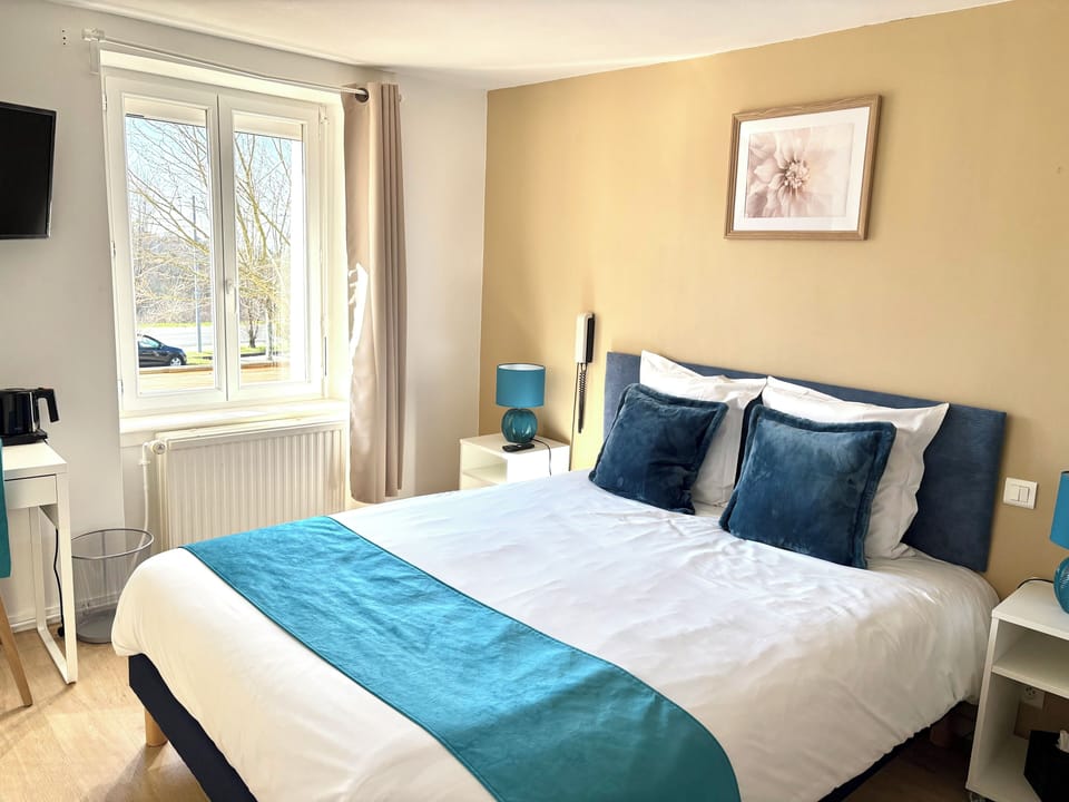 Comfort Double Room, 1 Queen Bed | Desk, laptop workspace, blackout drapes, free WiFi