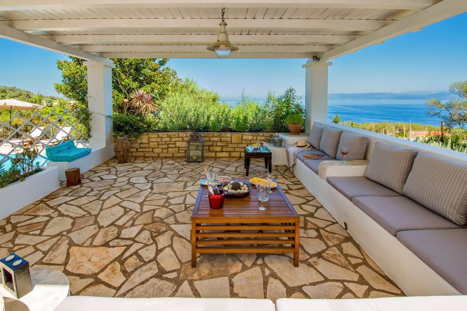 House | 5 bedrooms, desk