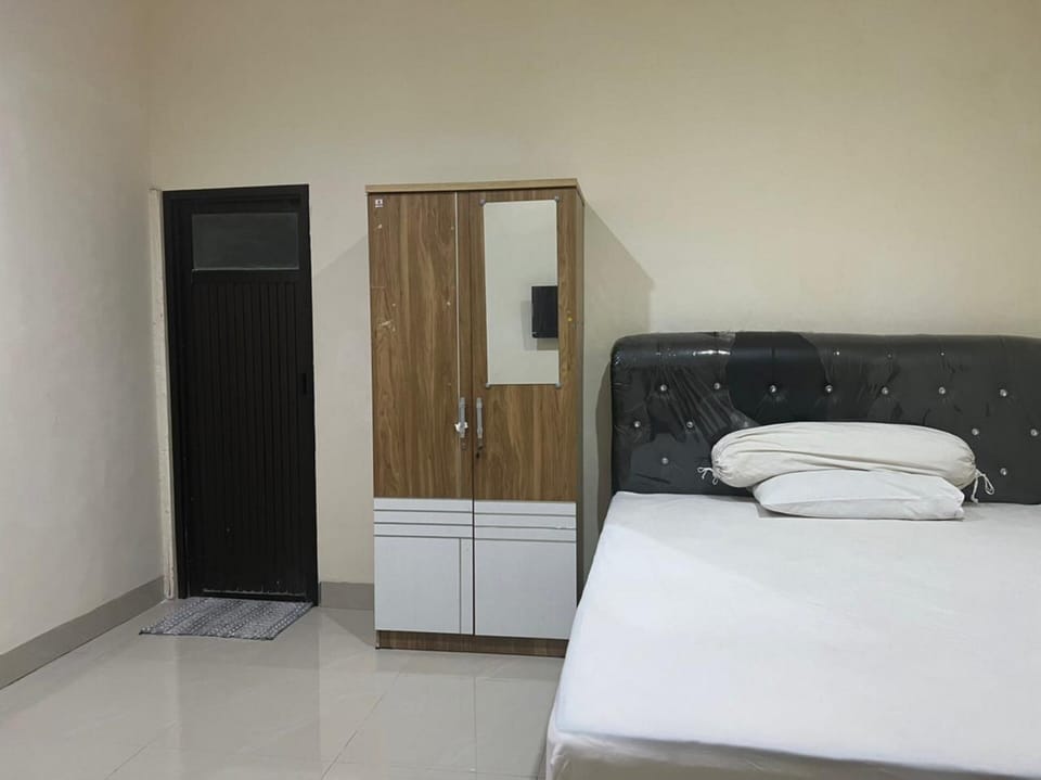 Standard Double Room | Desk, WiFi (free), bed sheets