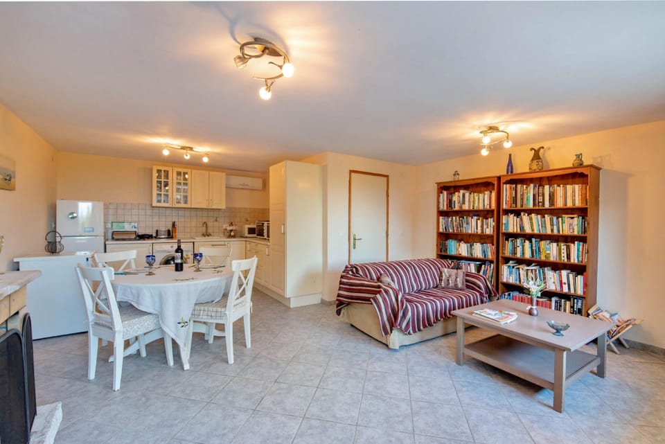 House | 5 bedrooms, desk
