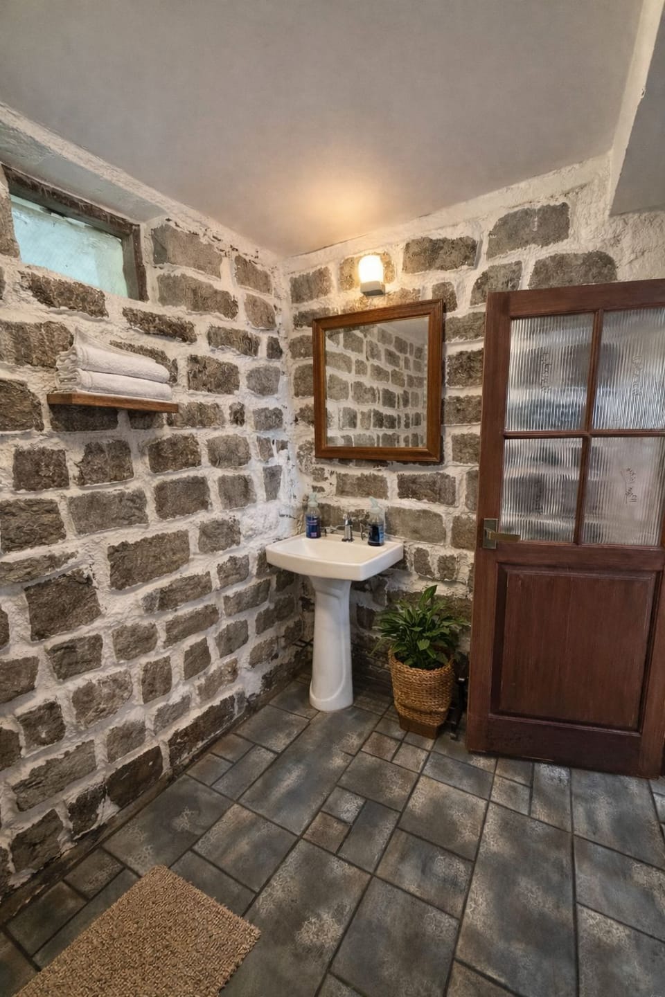 Deluxe Room, Garden View | Bathroom | Shower, rainfall showerhead, free toiletries, towels