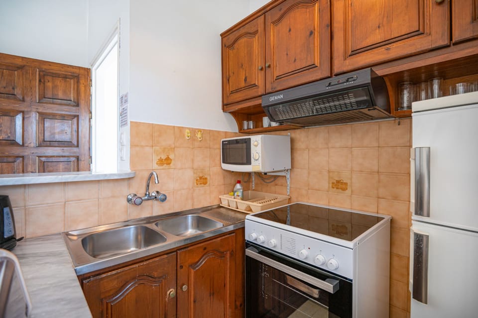 House | 3 bedrooms, desk