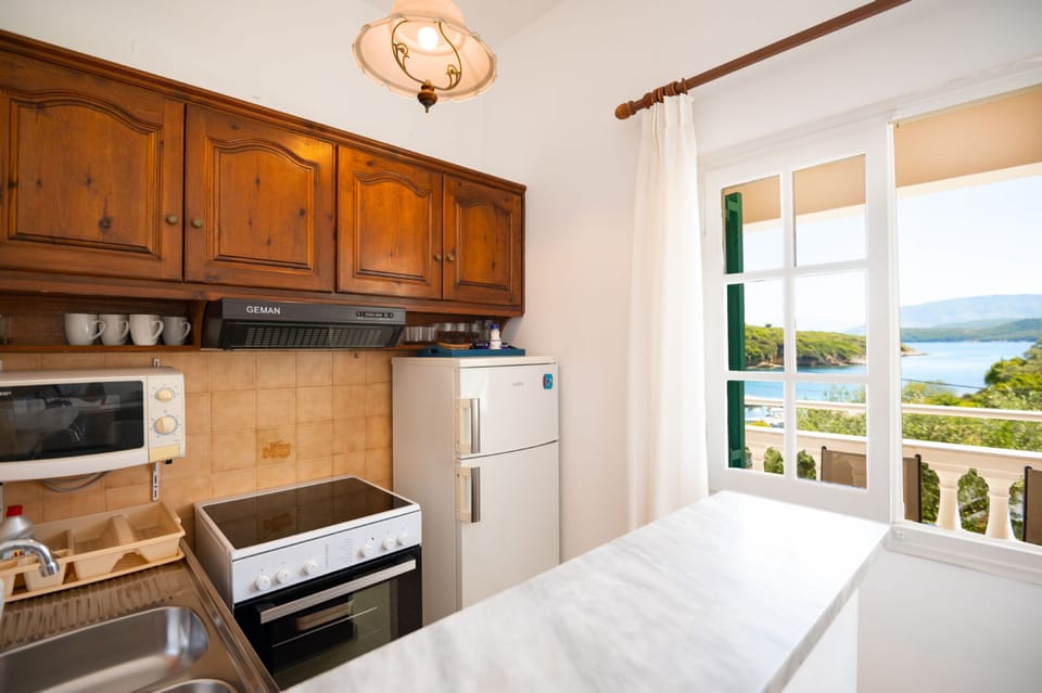 House | 3 bedrooms, desk