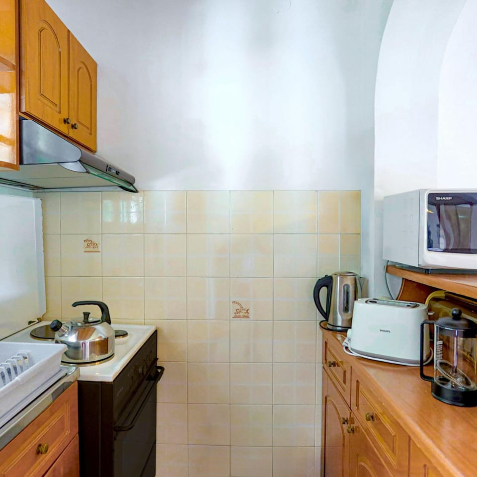 House | 2 bedrooms, desk