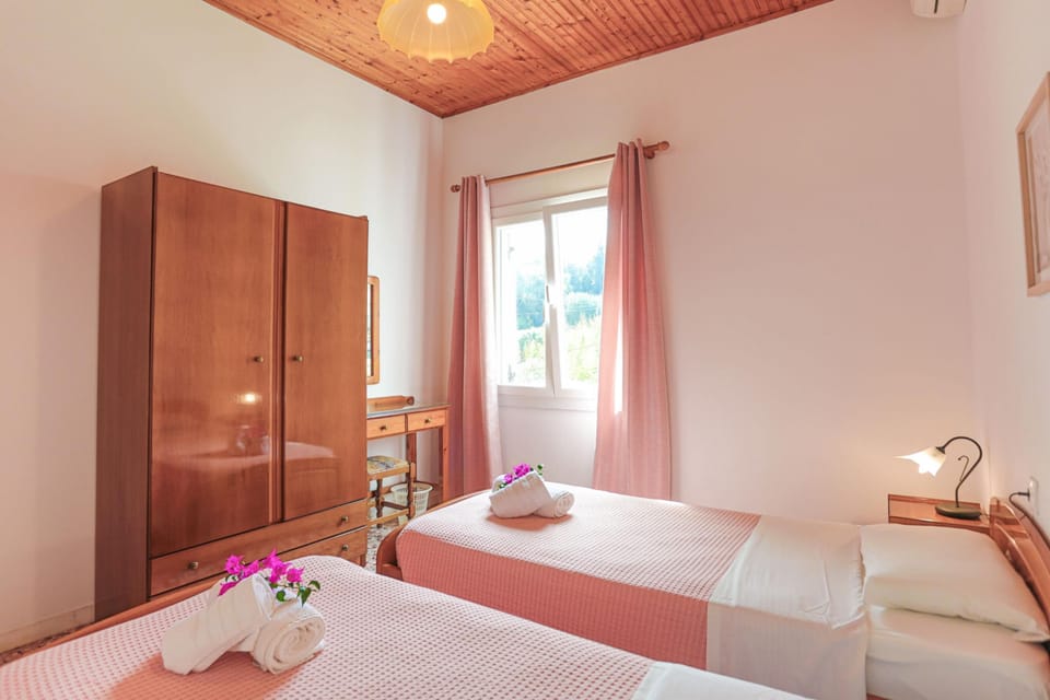 House | 2 bedrooms, desk