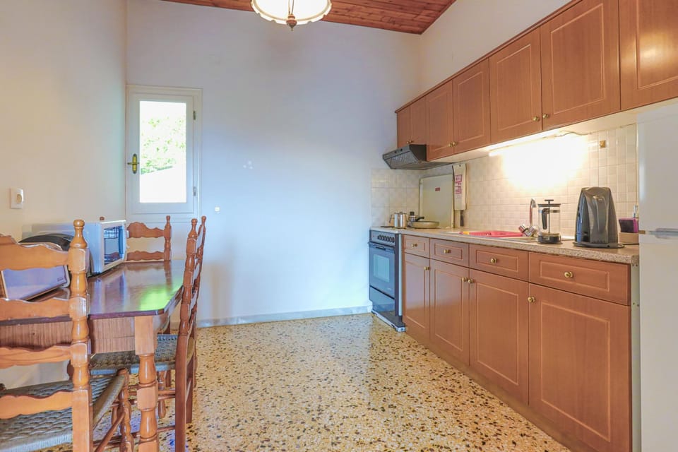 House | 2 bedrooms, desk