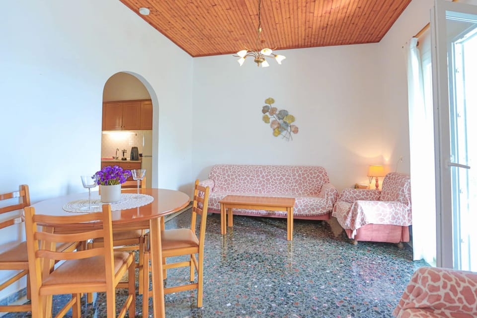 House | 2 bedrooms, desk