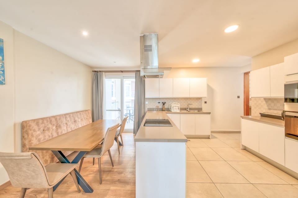 Deluxe Apartment | Dining room