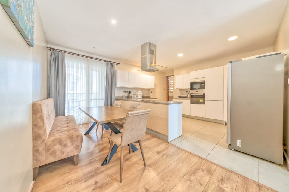 Deluxe Apartment | Private kitchen | Fridge, microwave, stovetop, cookware/dishes/utensils