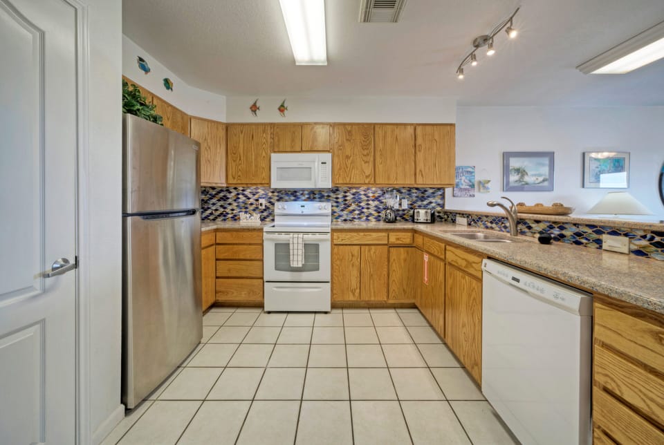 Full suite of appliances and plenty of counter space in the kitchen.
