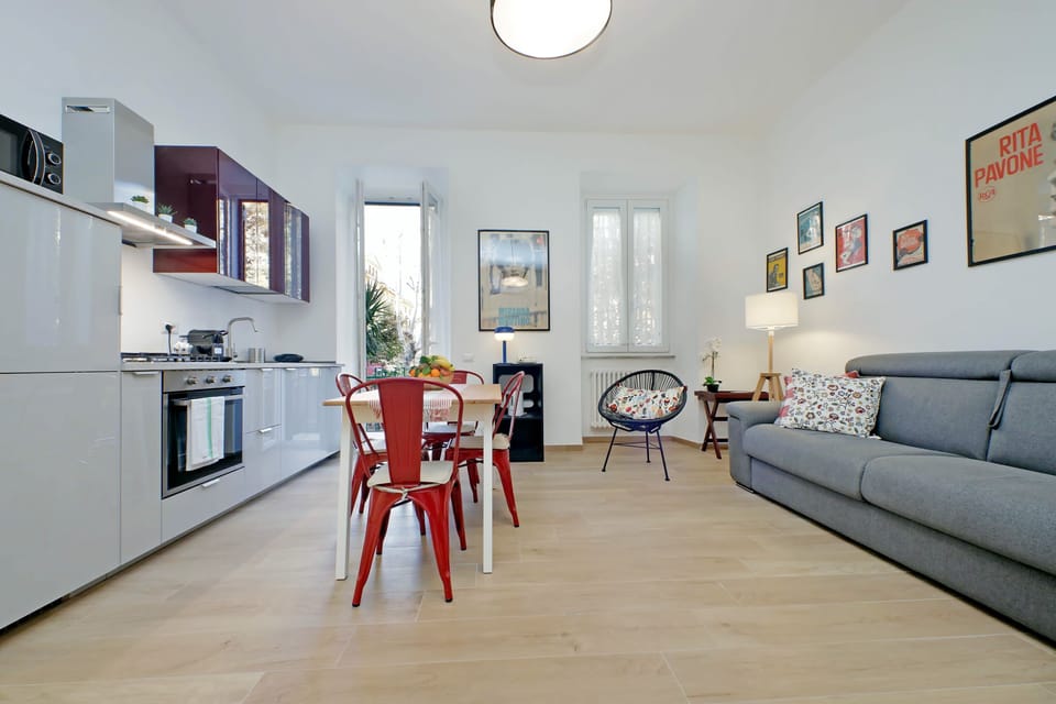 Full-size fridge, microwave, oven, stovetop