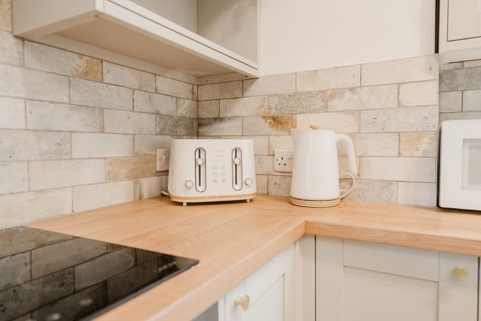 Cottage | Private kitchen | Fridge, microwave, oven, stovetop
