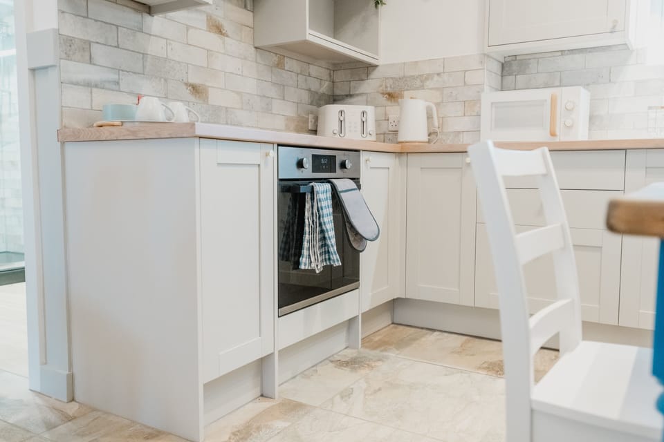 Cottage | Private kitchen | Fridge, microwave, oven, stovetop