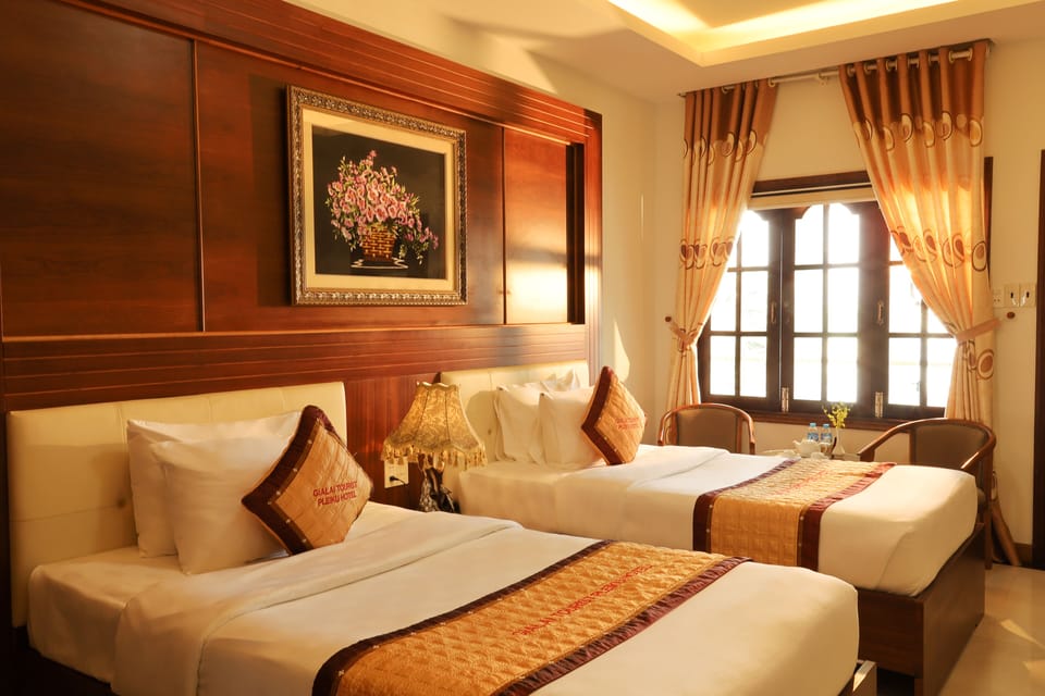 Deluxe Twin Room | Minibar, desk, blackout drapes, soundproofing
