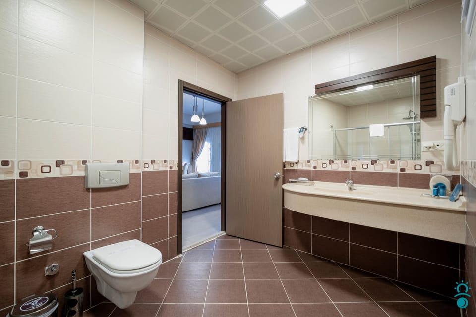 Family Suite | Bathroom | Shower, rainfall showerhead, free toiletries, hair dryer