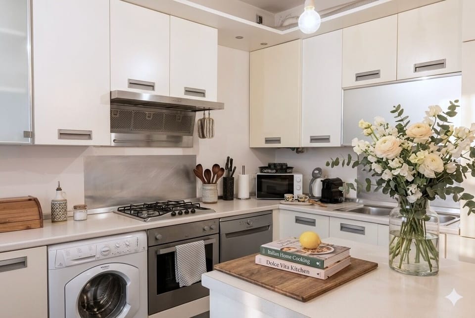 Traditional Apartment | Private kitchen | Full-size fridge, microwave, oven, stovetop