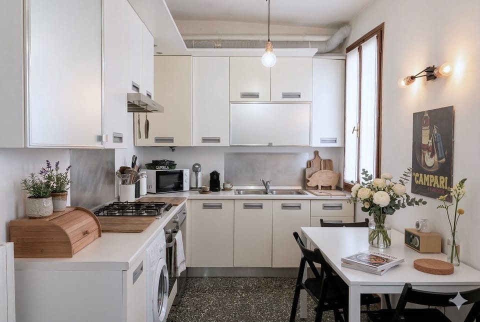Traditional Apartment | Private kitchen | Full-size fridge, microwave, oven, stovetop