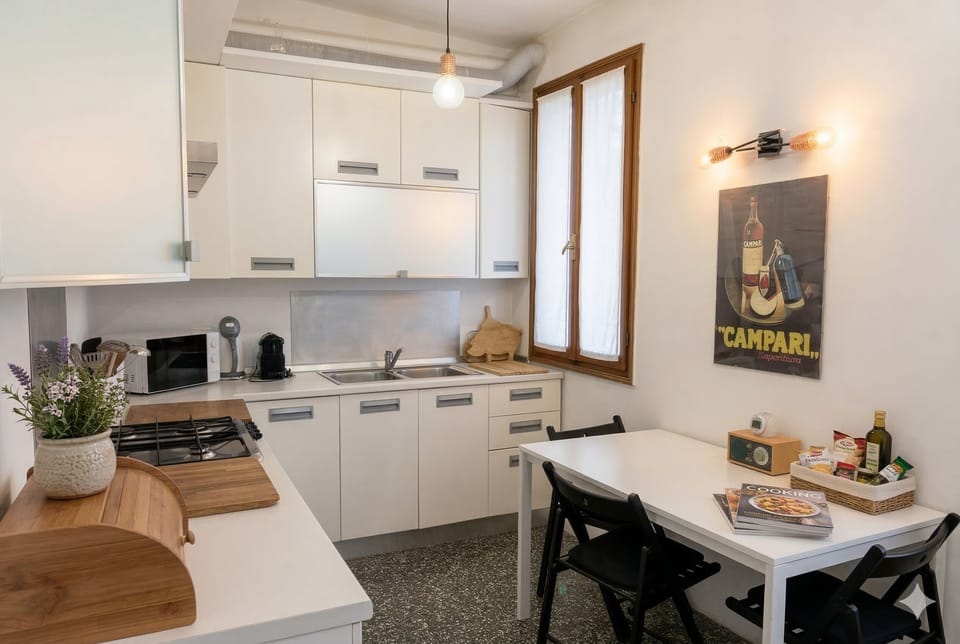 Traditional Apartment | Private kitchen | Full-size fridge, microwave, oven, stovetop