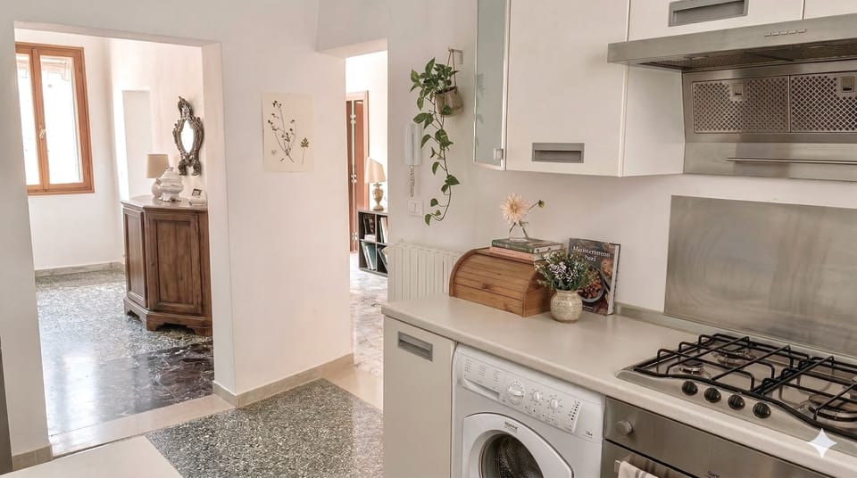 Traditional Apartment | Private kitchen | Full-size fridge, microwave, oven, stovetop